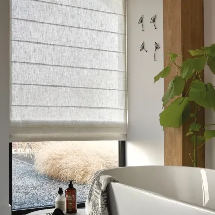 Hissgardin i vitt tyg vid sovrumsfönster